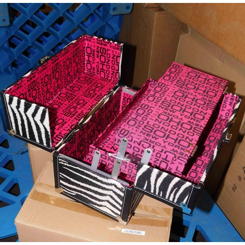 663 - 2x New and boxed cantilever makeup boxes