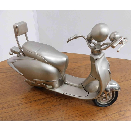 20 - Scooter model & clock