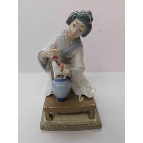 234 - Lladro - Geisha girl figure - 2 broken fingers