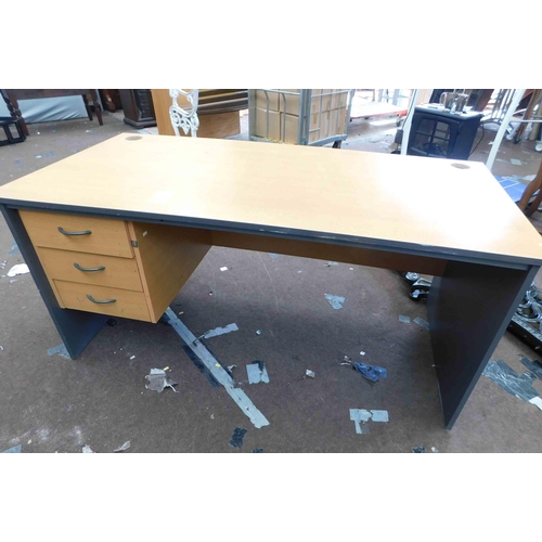 550 - Desk with 3 drawers