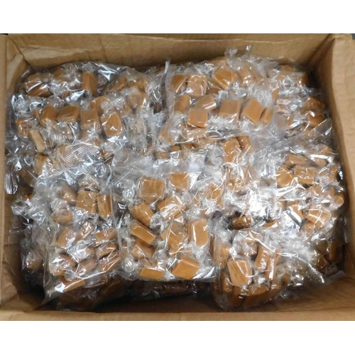 657 - Box of 60x Whiskey fudge bags, 175g each - best before Oct. '22