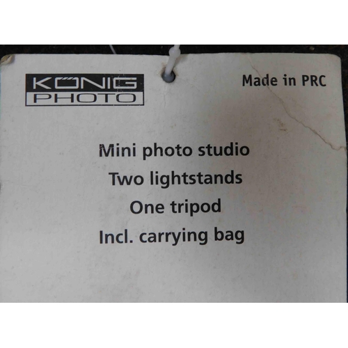 682 - Konig photo portable studio - 2 light stands, 1 tripod and carry case