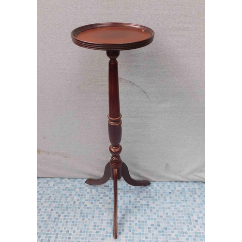 735 - Small jardiniere plant stand