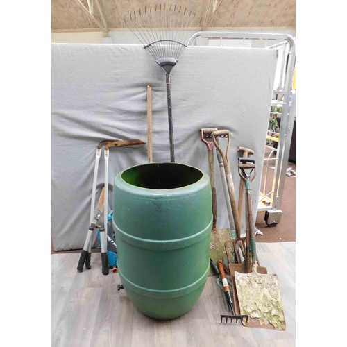 545 - Large selection of gardening items/tools