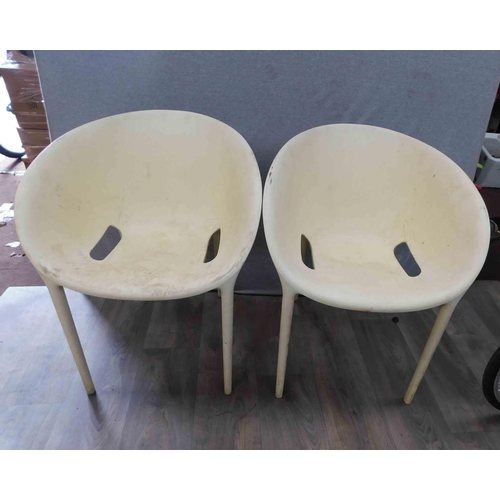 548 - 2x Soft Egg chairs