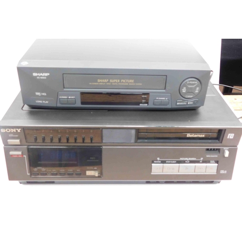 582 - Beta-max and VHS players - untested