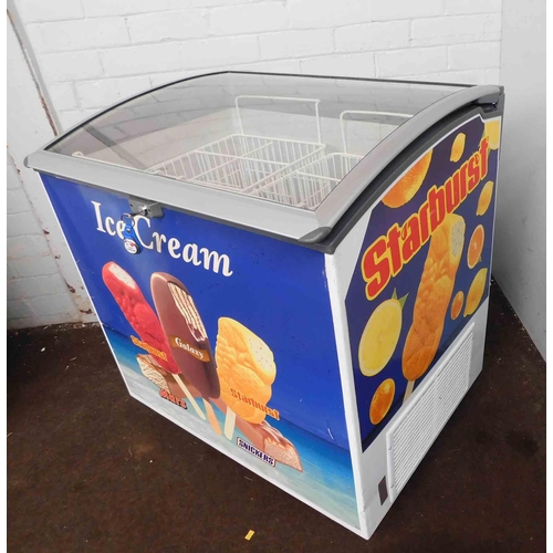 539 - Ice cream freezer in working order, with key approx 27