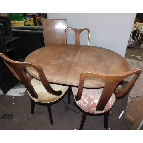 556 - Oval extending dining table and 3x mahogany chairs