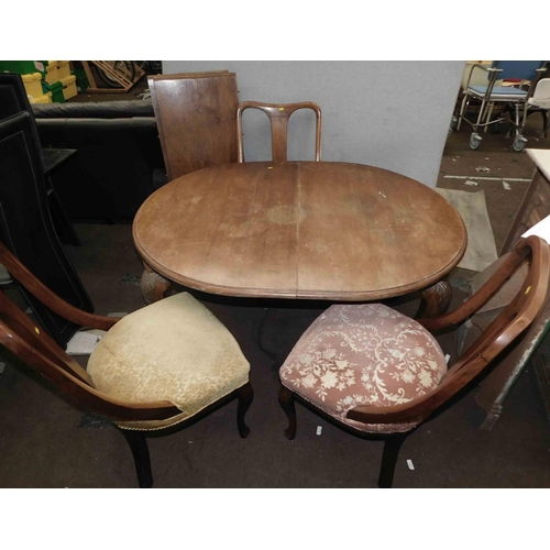 556 - Oval extending dining table and 3x mahogany chairs