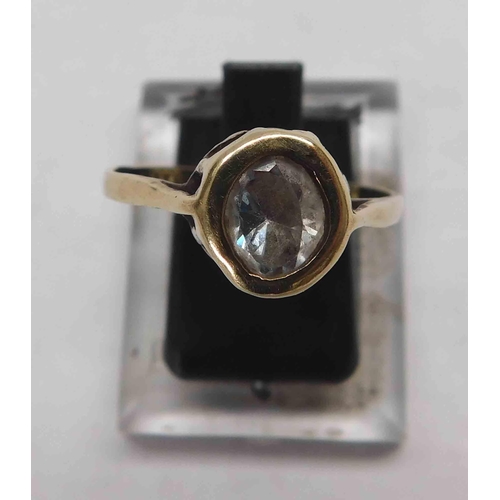 148 - 9ct Gold ring - white stone 2.1g