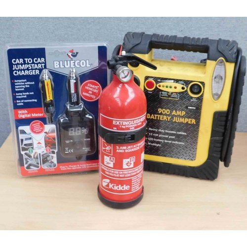 521 - Car accessories incl. extinguisher, battery charger etc.