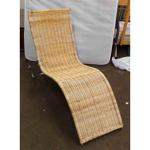 550 - Wicker sun lounger