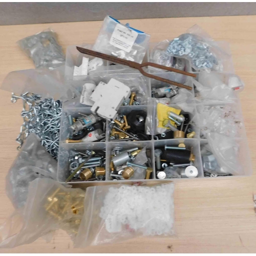 509 - Mixed lot of bolts, screws, chains and other items