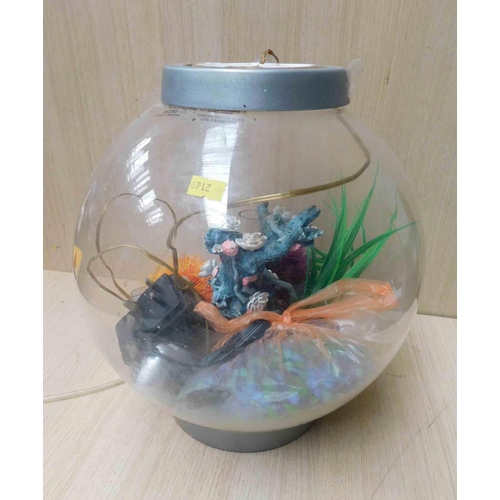 519 - Round fish tank and ornaments