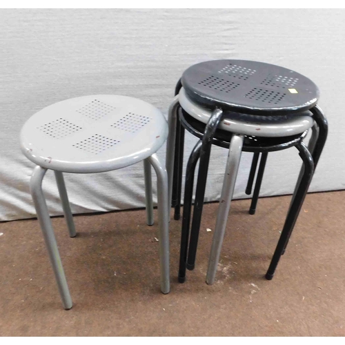 556 - 4x Stackable stools