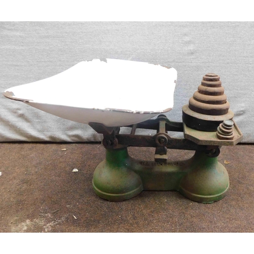 569 - Vintage kitchen weighing scales and weights