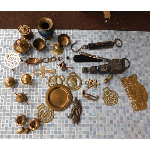 595 - Collection of brassware incl. salters pocket balance and weights