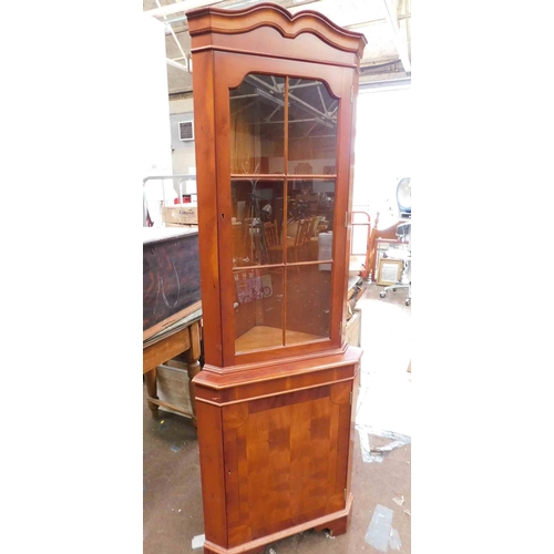 640 - Corner display cabinet - no keys