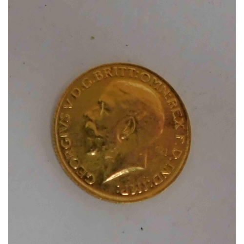 142 - 1927 dated - 22ct gold full Sovereign