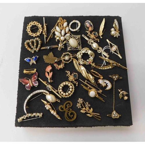 257a - Forty -  Vintage brooches including - gold tone, rhinestone & floral