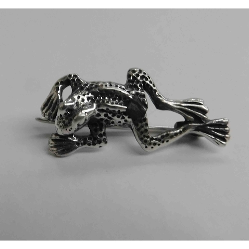 115 - Silver - frog brooch