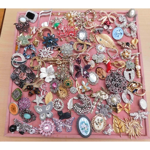 256 - Approximately 100 - vintage brooches - including gold & silver tone