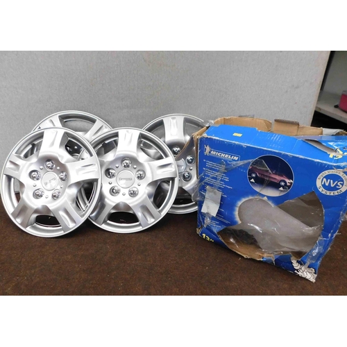 515 - 4 Michelin hubcaps 13