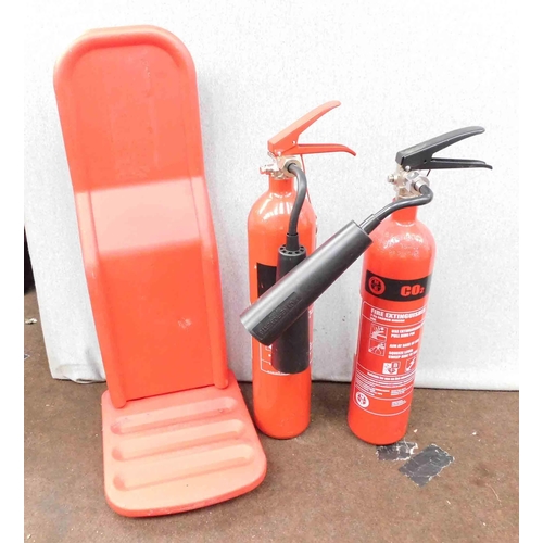 533 - 2x CO2 fire extinguishers & stand-unchecked