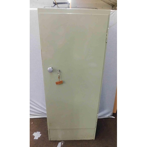 538 - Metal gun cabinet