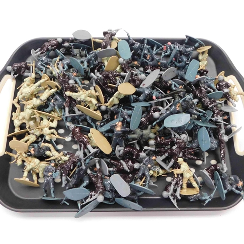 592 - Collection of vintage plastic soldiers