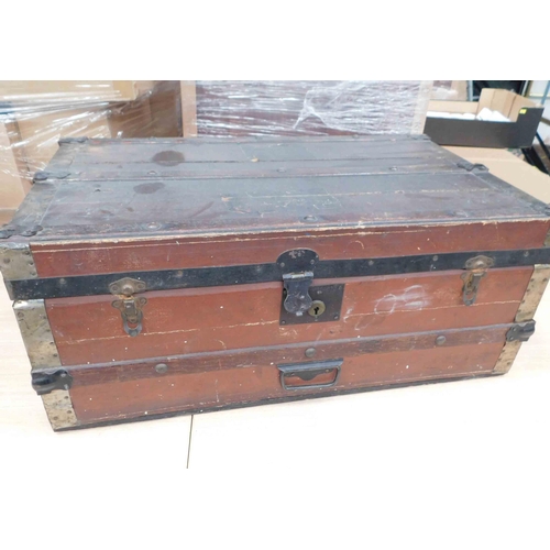 662 - Large vintage trunk/suitcase