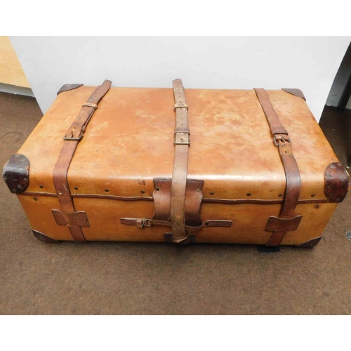 734 - Vintage large travel case in good condition - approx. 36