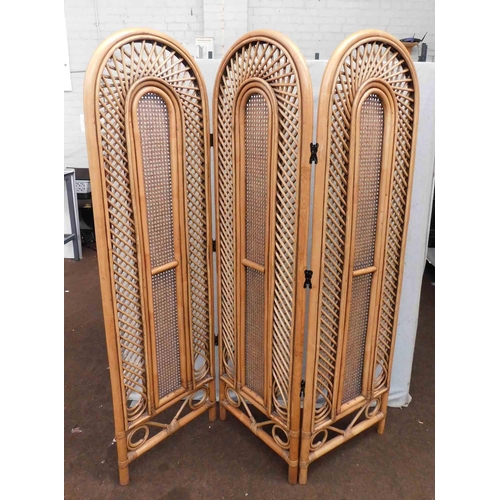 738 - Bamboo dressing screen