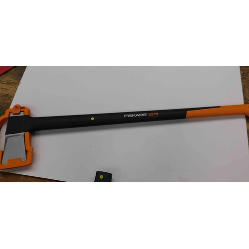 742 - Fiskars X27 axe-new