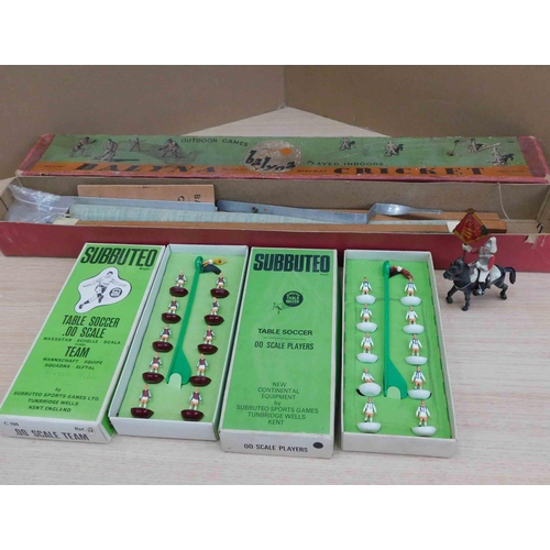 789 - 2x Vintage heavy weight Subbuteo teams, Balyna game and lead mounted solder