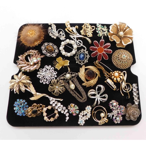 191 - Mixed - costume brooches