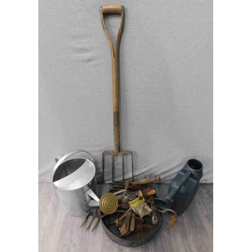 517 - Collection of gardening equipment incl. galvanised watering can