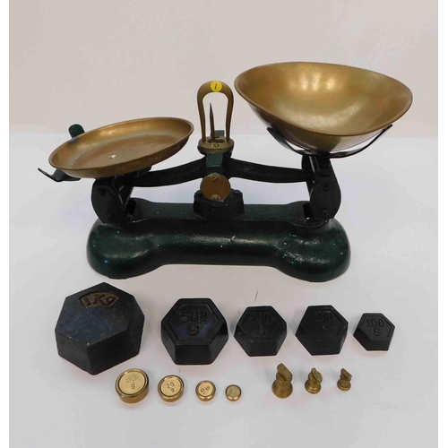 52 - Kitchen scales & weights