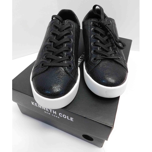 549 - Genuine Kenneth Cole of NY black lowline trainers/pumps-size 4