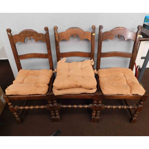 558 - 3x Vintage chairs with cushions