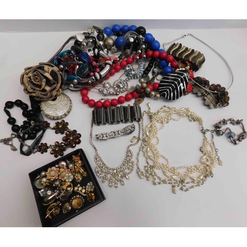 156 - Mix of costume jewellery