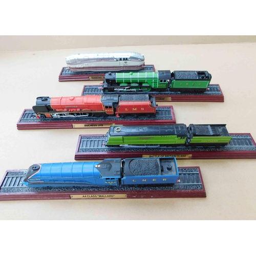 196a - 5x Locomotives on plinth