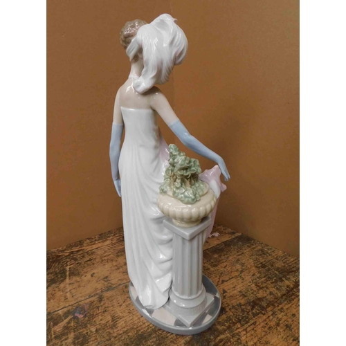 201 - Lladro 5289 - 1920s style figurine - no damage, 13 1/2