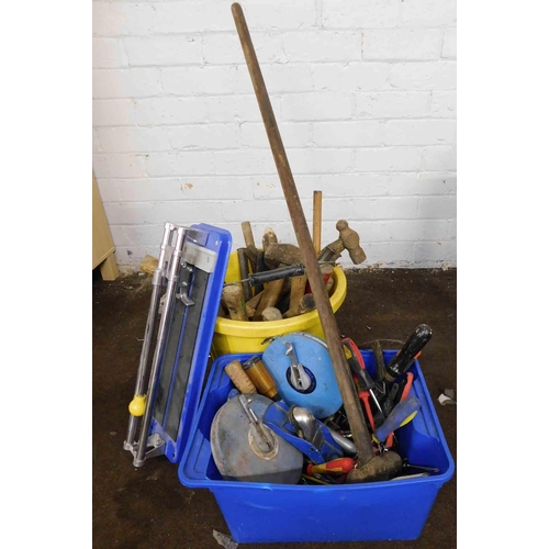 524 - Large selection of hand tools incl. masonry chisels, hammer screwdrivers, tapes, tile cutter etc.