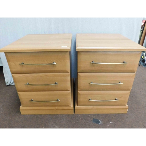 819 - 2x Three drawer sets of drawers