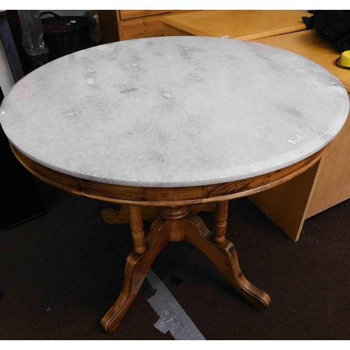 820 - Large marble topped circular table approx 36