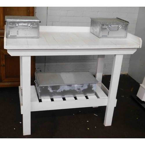 543A - Painted storage workbench with galvanised trays