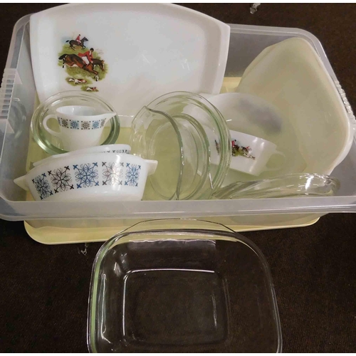 567 - Box of vintage Pyrex etc.