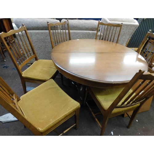 640 - Circular madrigal table + 6 chairs with middle table section