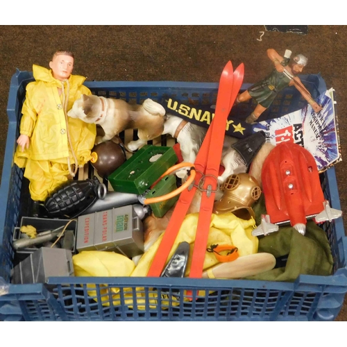 572A - Tray of vintage Action Man accessories etc.